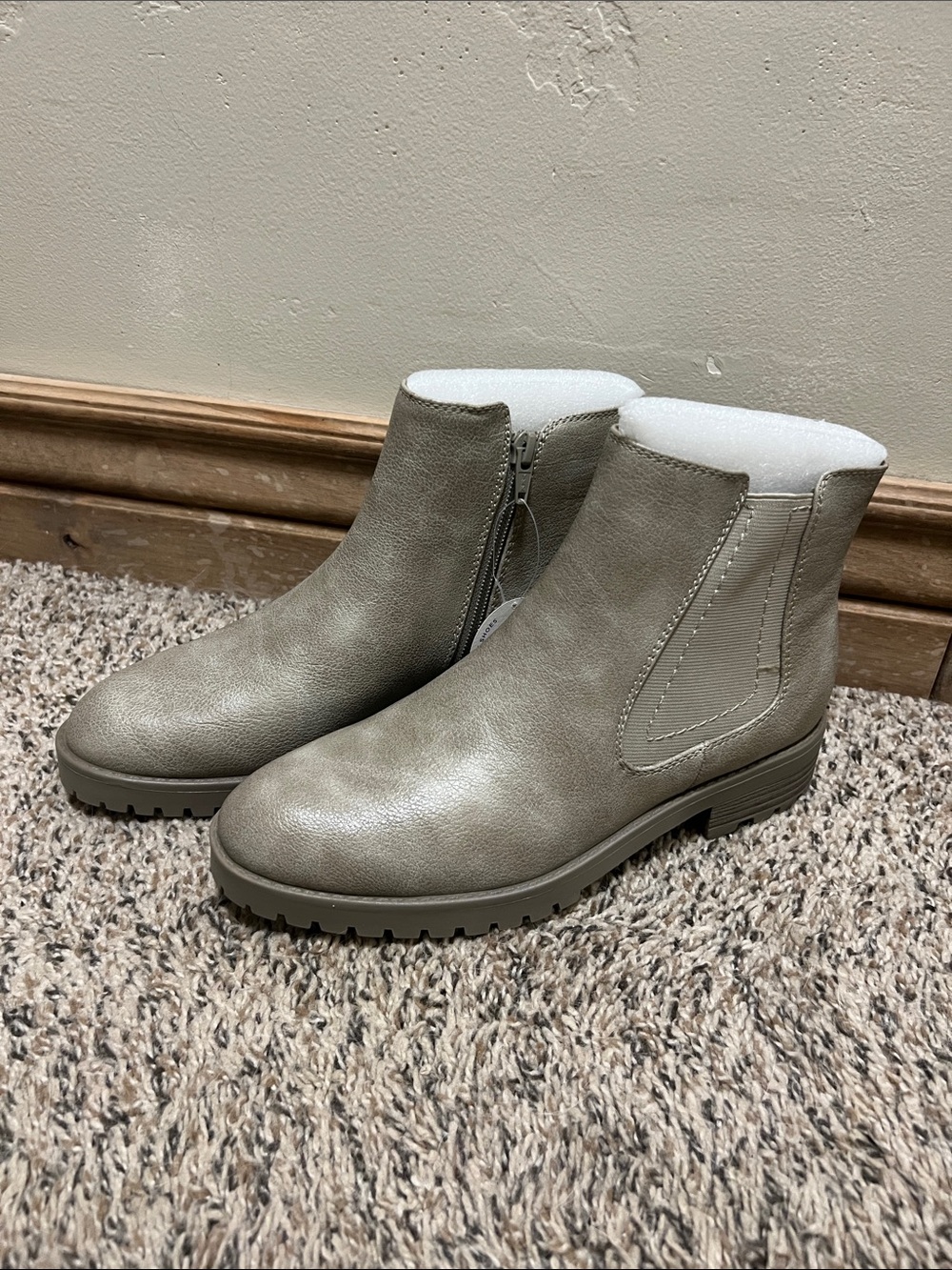 NWT BareTraps Taupe Lug-Sole Ankle Boots with Side Zip